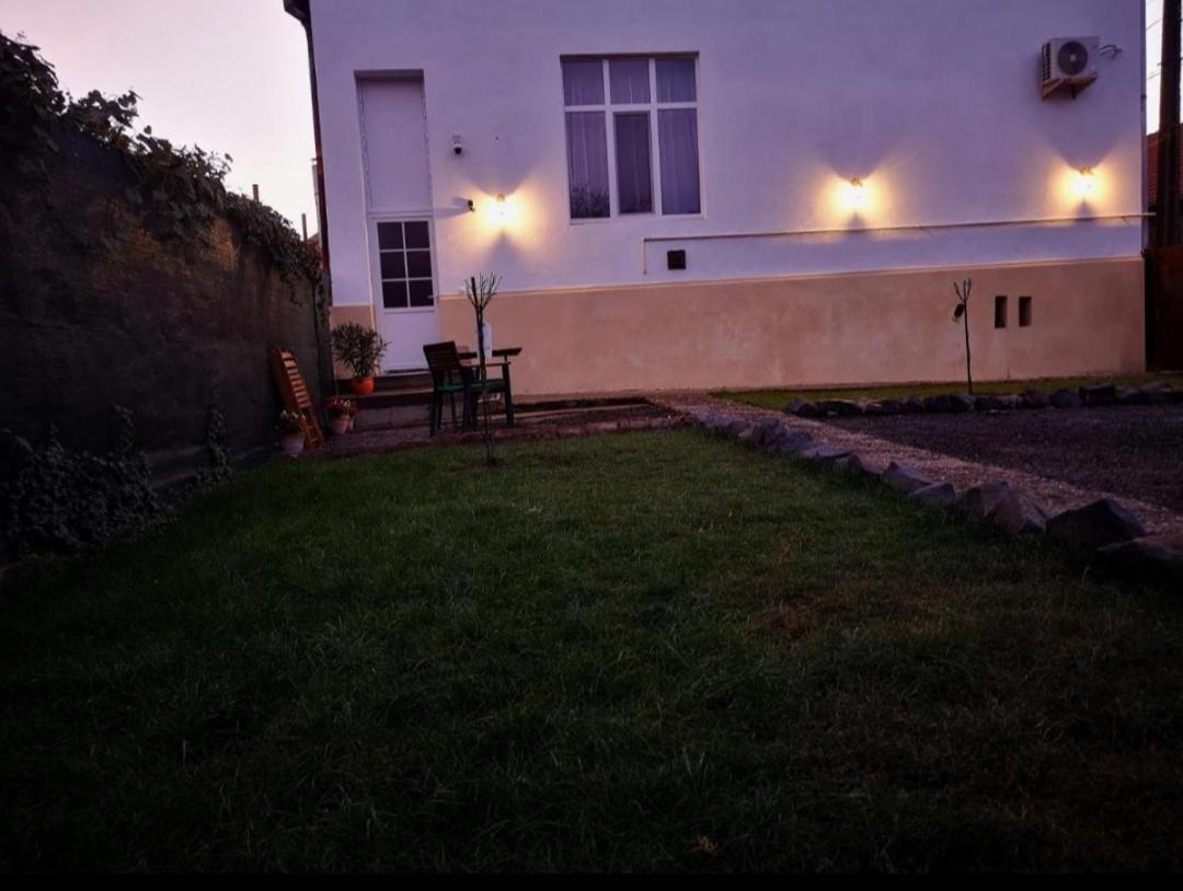 Weisz Apartment-City Center-Free Private Parking,Wifi,Ac Carei Eksteriør bilde